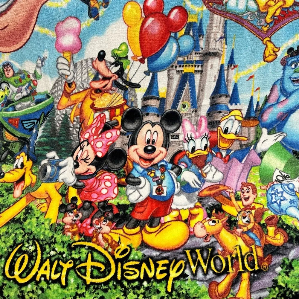 DISNEY PARKS WALT DISNEY WORLD MICKEY & FRIENDS BEACH TOWEL